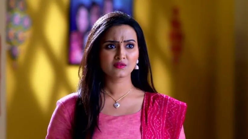 Sadhana Worries about Amber and Dhara