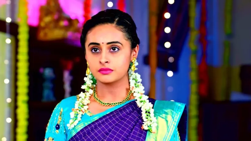 Kanthi Helps Sneha Wear the Bangles