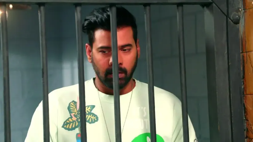 Pragya Gets Emotional to Meet Abhi | Kumkum Bhagya