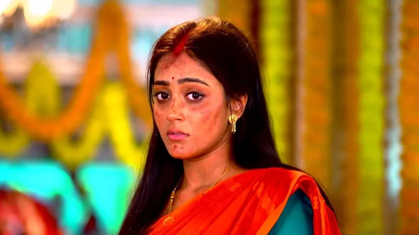 Gouri Applies Chilli Paste on Herself