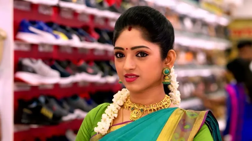 Siddharth Takes Bommi Shopping