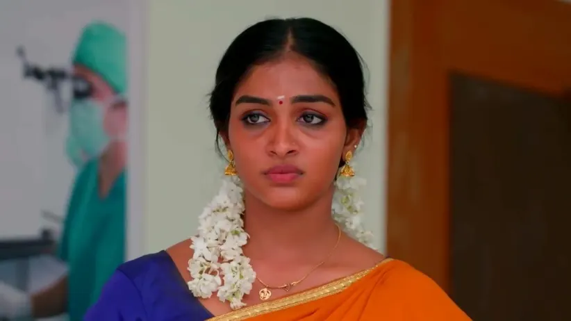 Mythili Runs Into Deepa | Karthigai Deepam