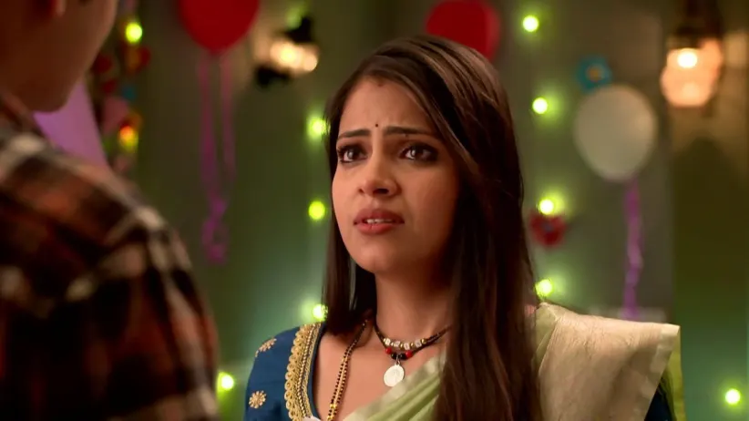 Sarang Offers a Unique Gift to Mukta