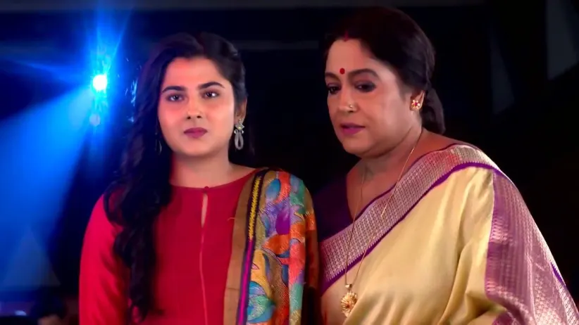 Mayuri Puts Up an Act | Icche Putul