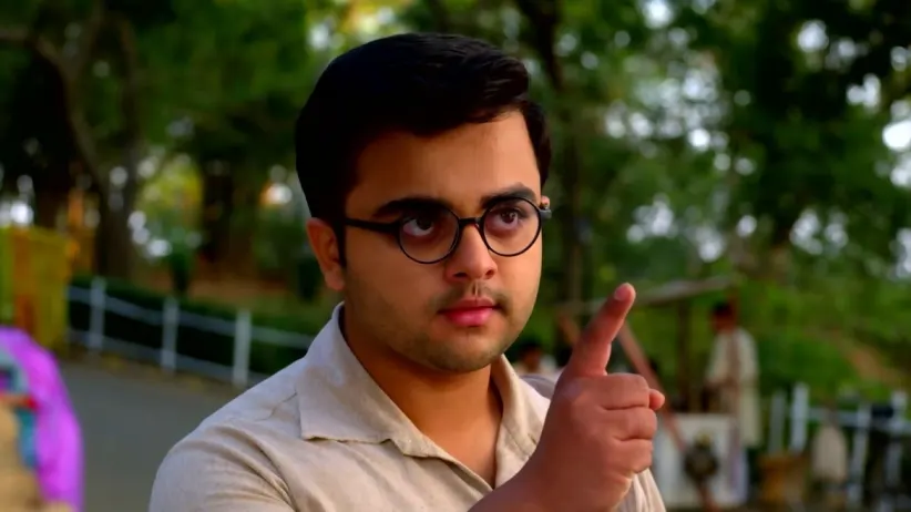 Kamala Raises Her Hand on Aarati