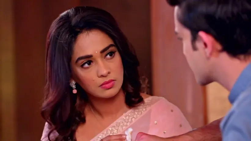 Prachi Takes Care of Ranbeer's Wounds | Kumkum Bhagya