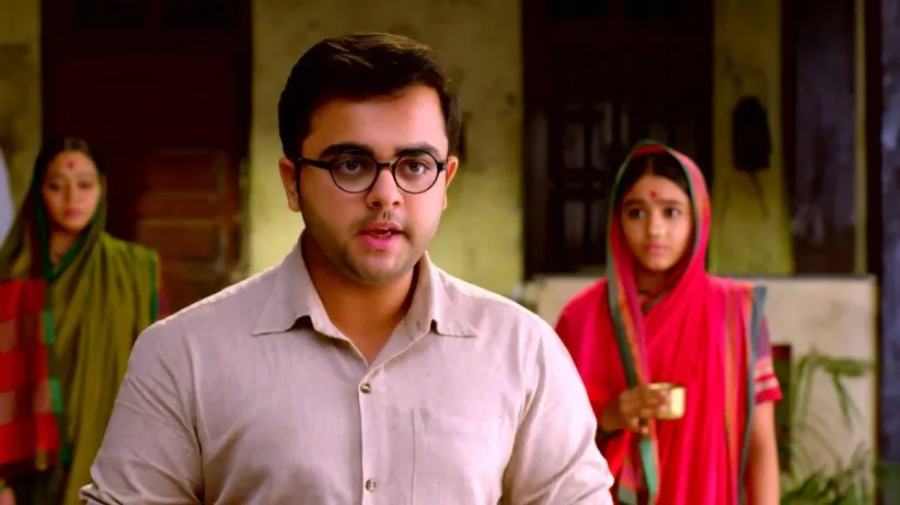 Jagdish Gives Medicine to Aarati