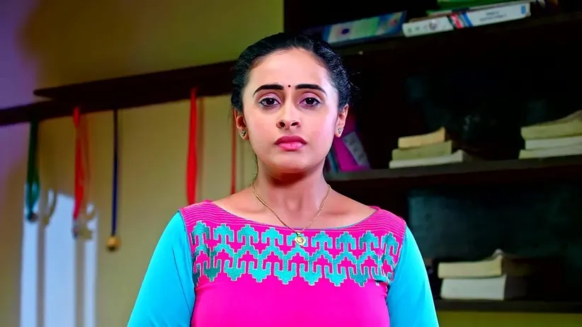 Sneha Gets Ready to Meet Kanthi's Lover