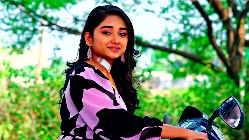 Aadhya Stops Srinu from Leaving