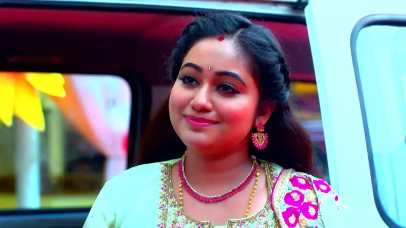 Jyothirmayi Reaches Amaravathy with a Cake