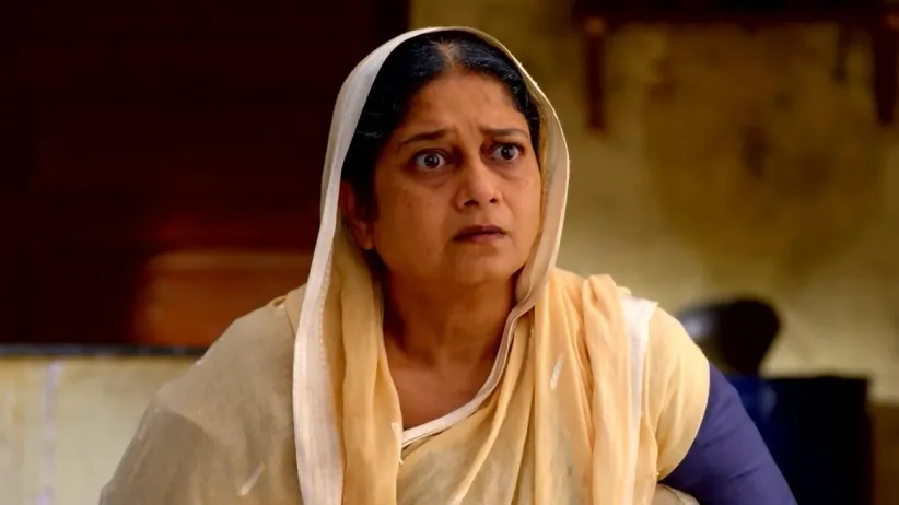 Aarati Asks the Chawl's Tenants a Tough Question