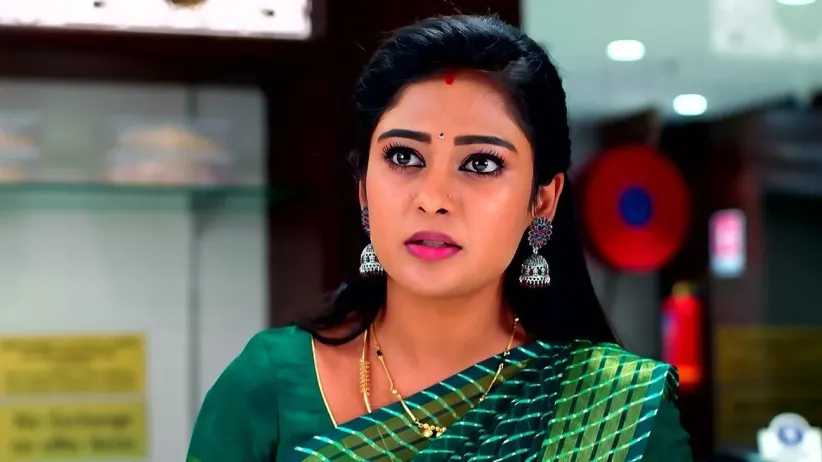 Jwala Steals Saris from Samrat’s Mall