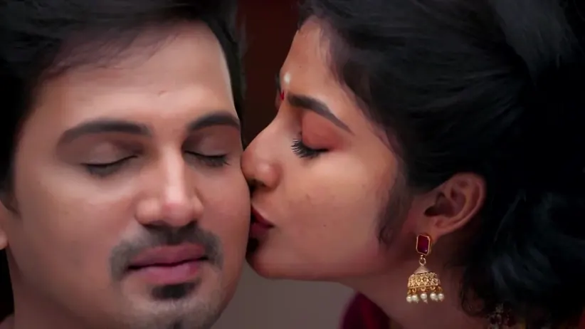 Vanathi and Karthik's Romantic Moment | Peranbu