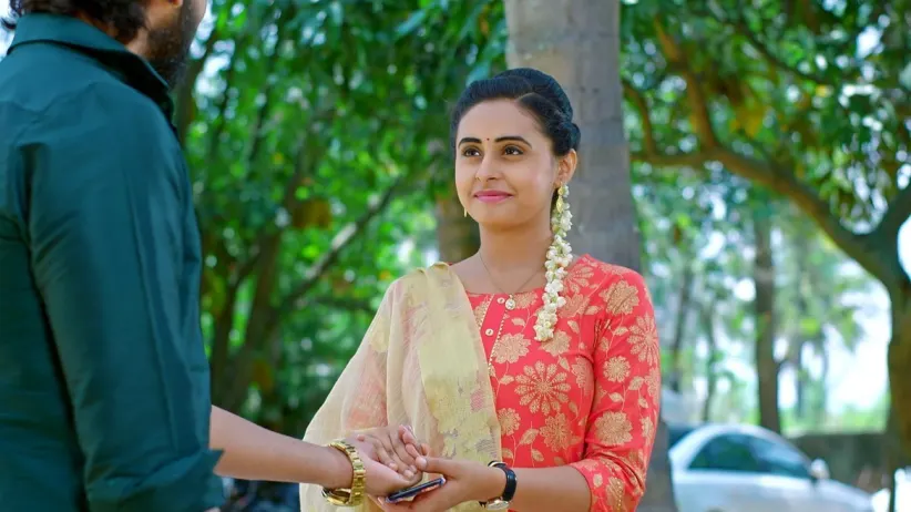 Kanthi Takes Sneha to An Old Age Home