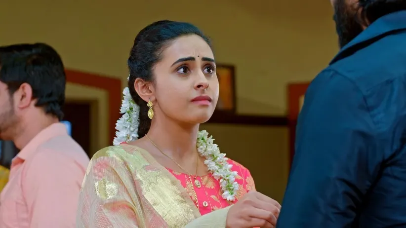 Chandru Grows Suspicious of Sneha's Behaviour