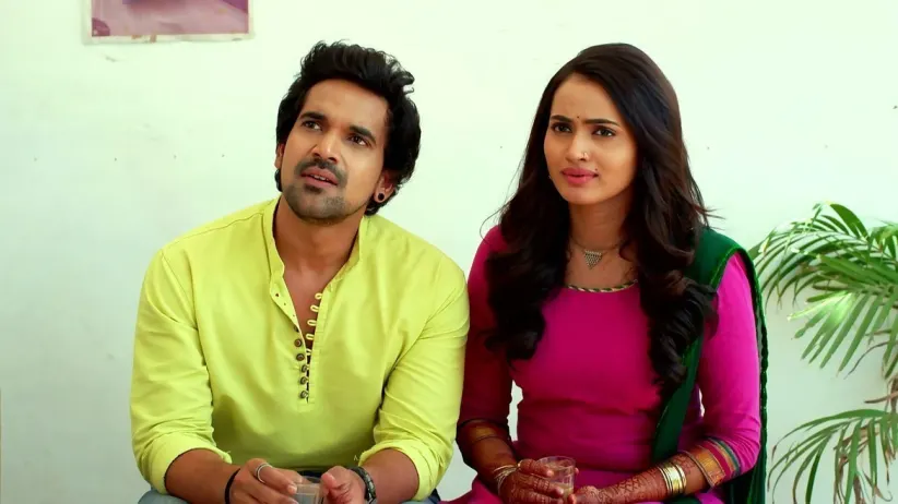 Veena Proposes to Prabhas in front of His Friends