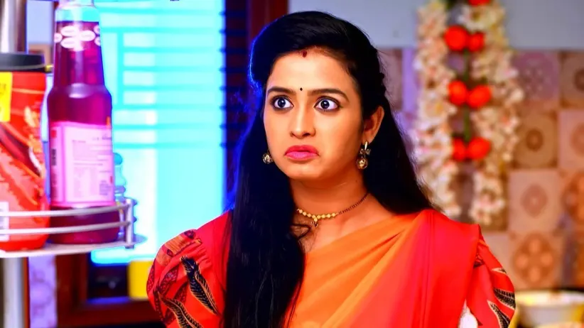 Jayanthi Asks Karthika to Do the Kitchen Chores
