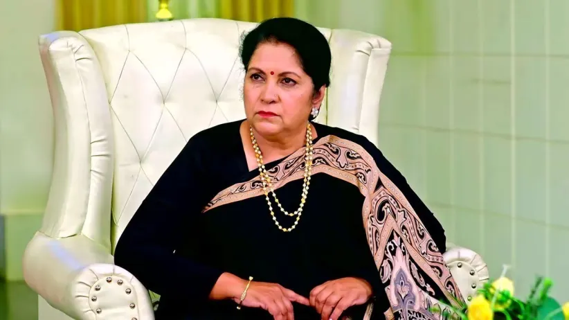 Anu Sees Aryavardhan and Aradhana Together