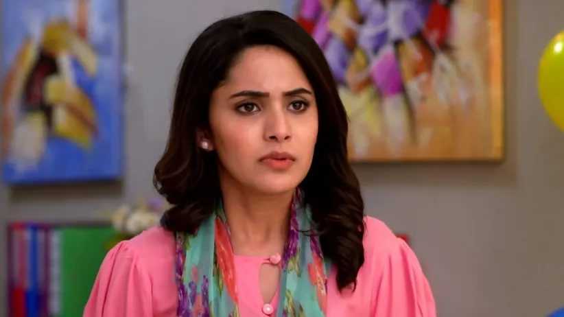 Sumati and Raj Singh Arrive at Nutan's House