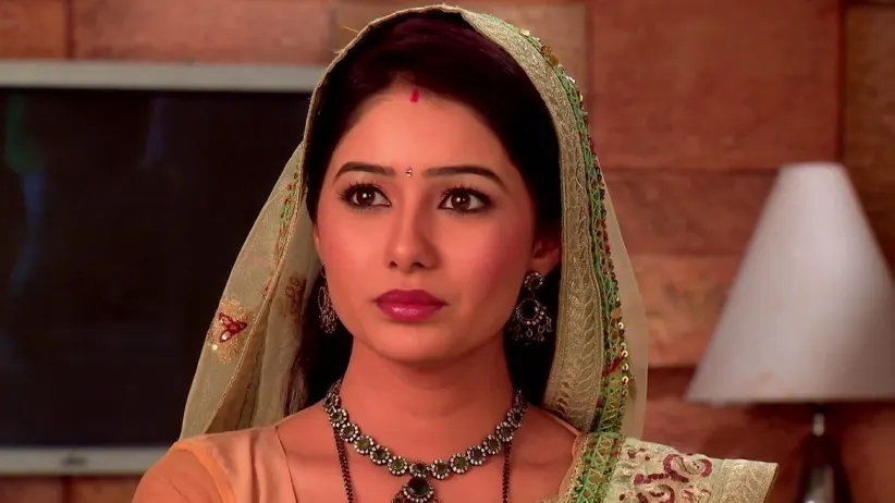 Akash Throws Tea at Yash