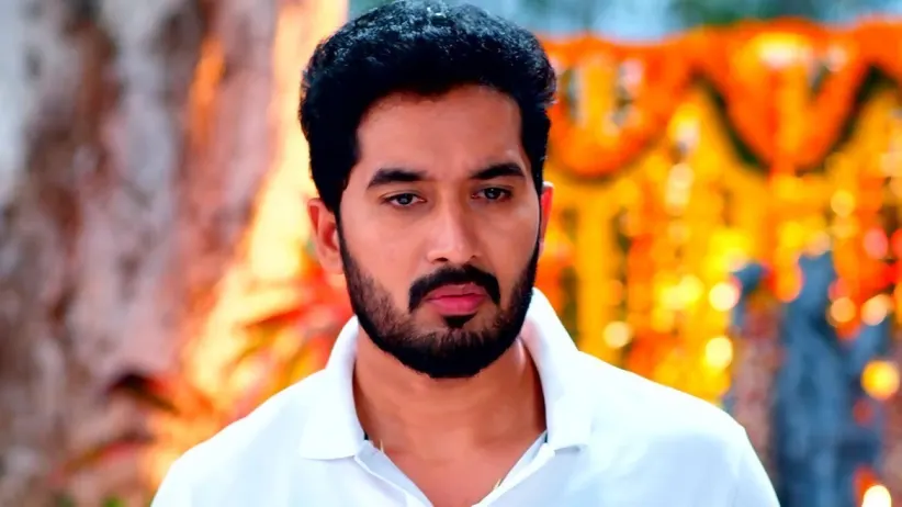 Padmini Gives a Special Welcome to Karthik