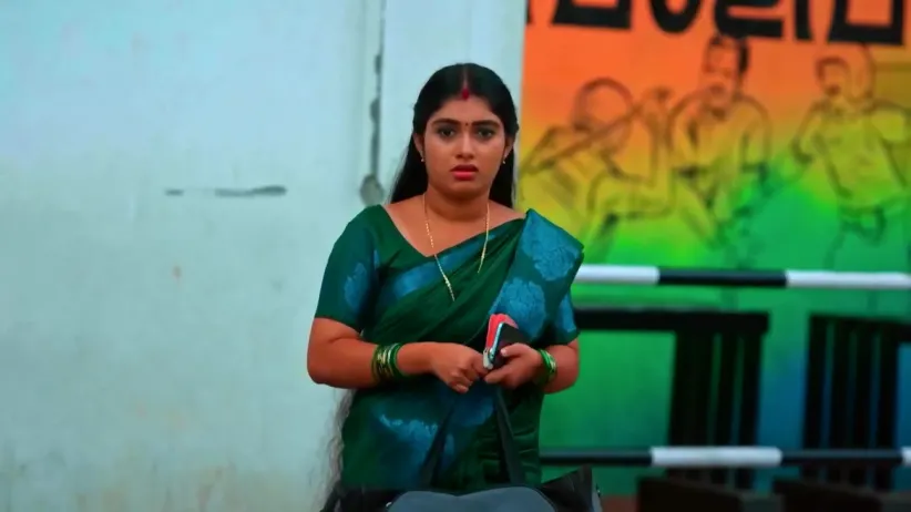Sanju Puts Vermillion on Lakshmi’s Forehead | Mizhirandilum