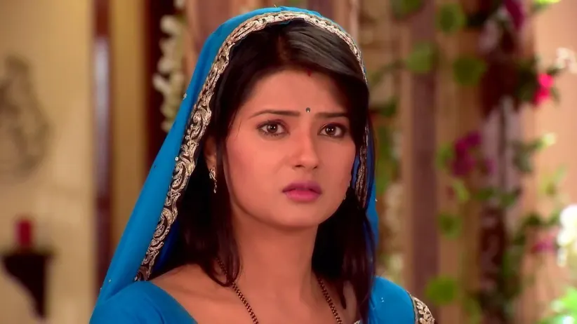 Gayatri Gets Injured by Akash's Push