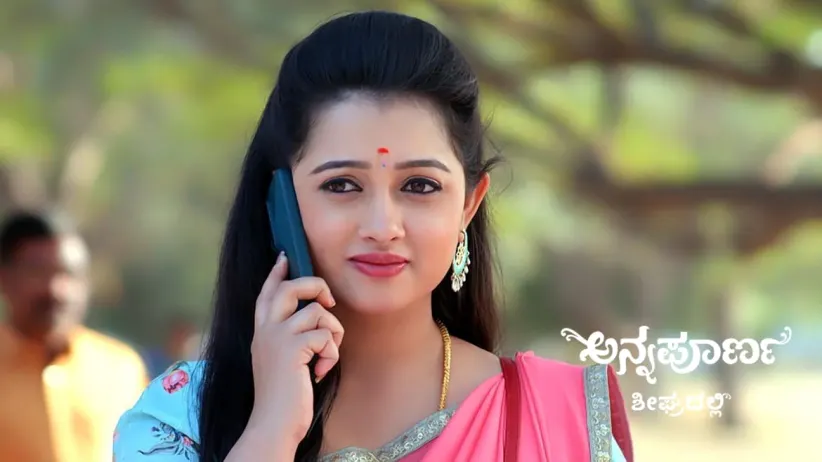 Kavya Saves Niharika from Getting Exposed