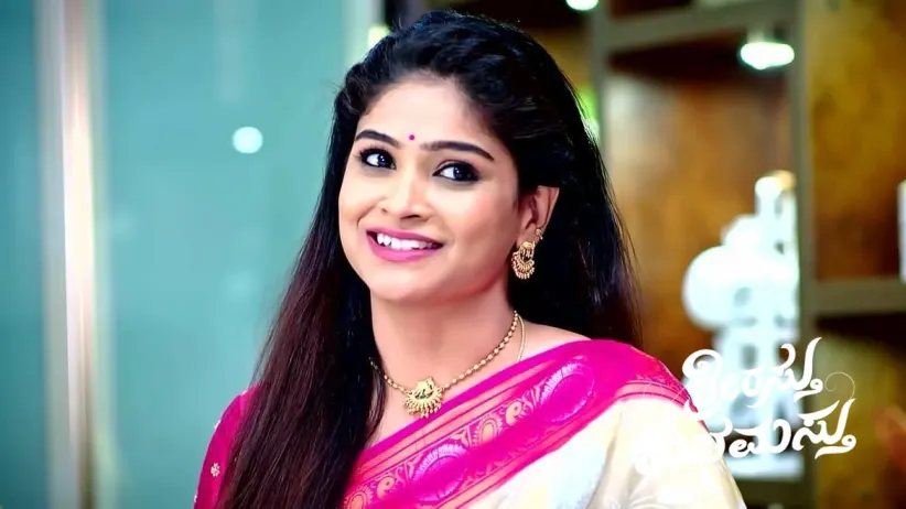 Sharvari Comes across Tulasi at Madhav's Cafe
