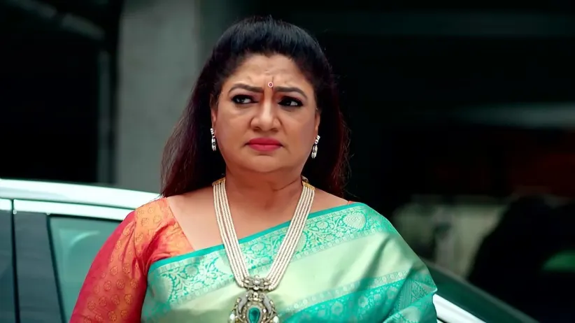 Mandakini Welcomes Mahima's Family to Her House