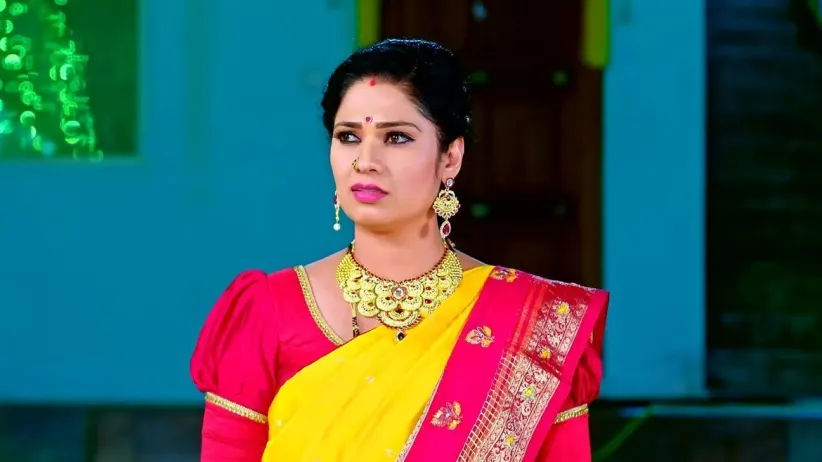 Sneha Is Surprised to See Kanthi in Her Room