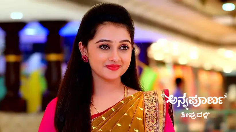 Vedavathi and Prasad Gift a Saree to Sujatha