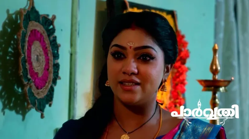Vishal Gives Parvathy a Locket