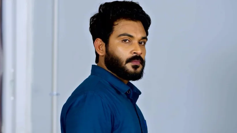 Lakshmi Stops Vijay