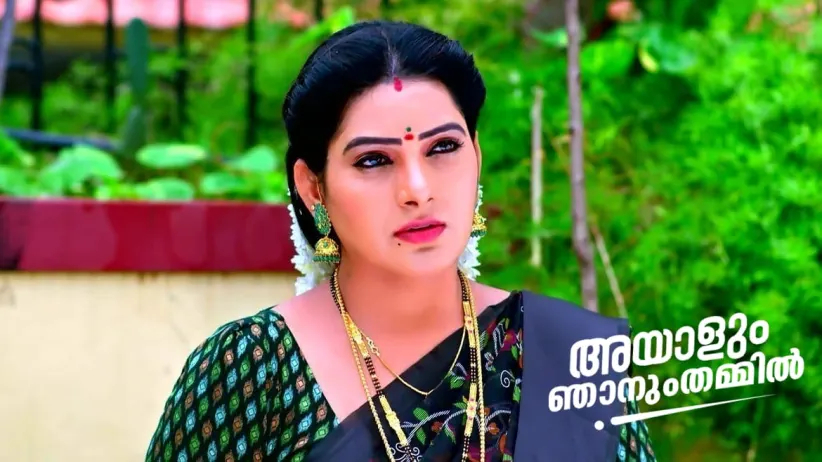 Sumangala Puts Up an Act in front of Jayanthi