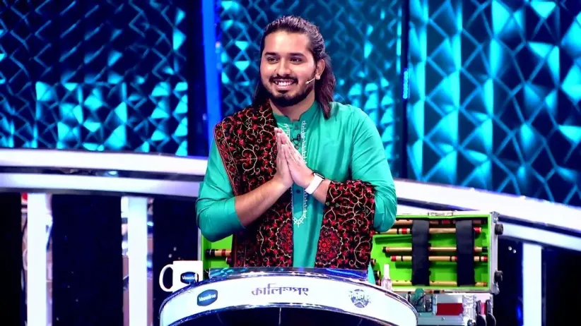 Arijit Comes on Stage with a Robot