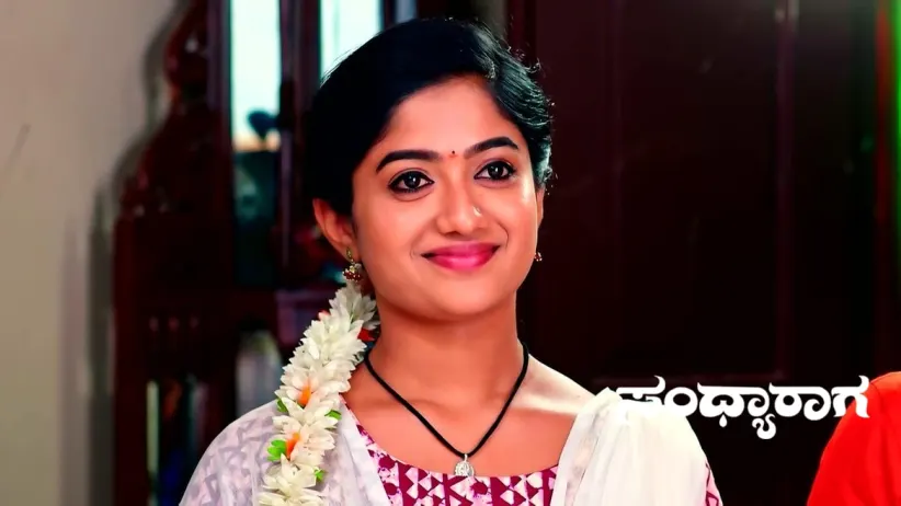 Aadhya Gifts a Saree to Padmavathi