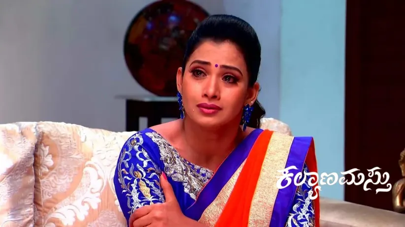 Nithya Tries to Avoid Being Seen by Ganga