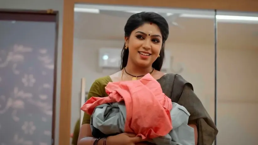 Prabhavathy Brushes Parvathy Aside