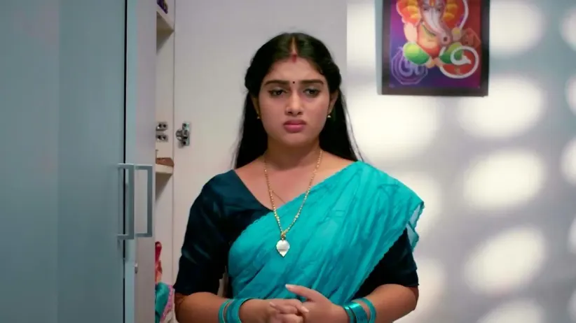 Lakshmi Gets Ready to Leave the House | Mizhirandilum