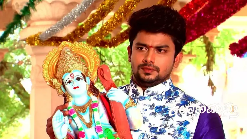Nithya Gets Nervous On Being Seen by Kalpana