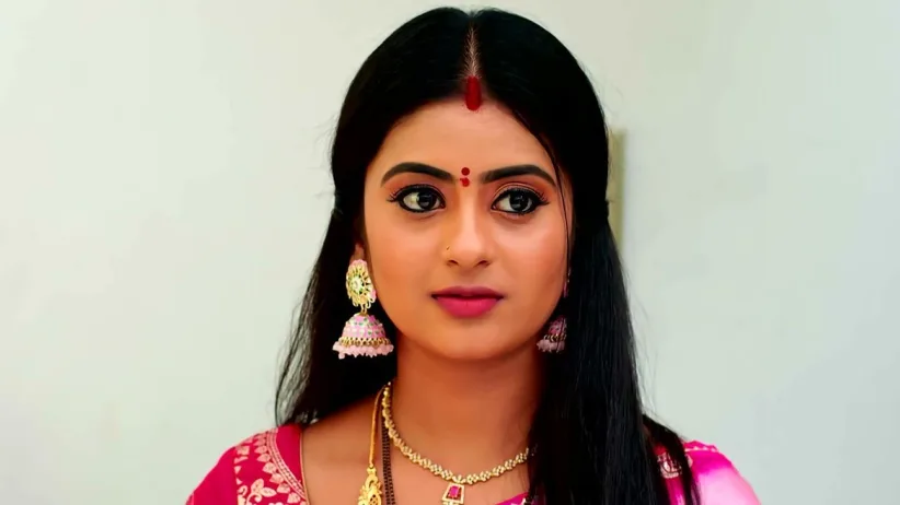 Shalini Tries to Befriend Vivek