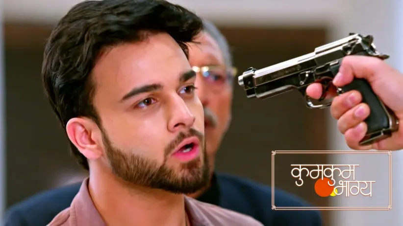 Akshay Pulls a Gun at Ranbeer