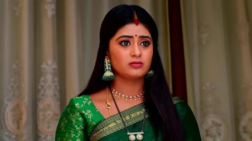 Priya Tries to Seduce Mithra