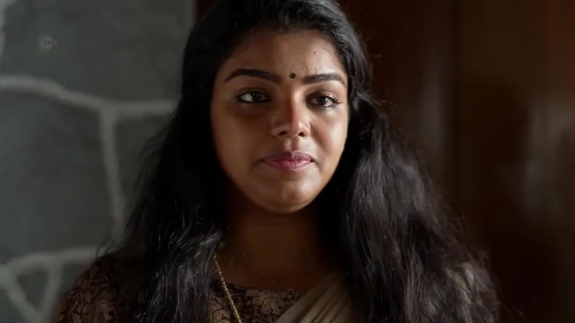 Shalini Shares Her Woes with Vishnu