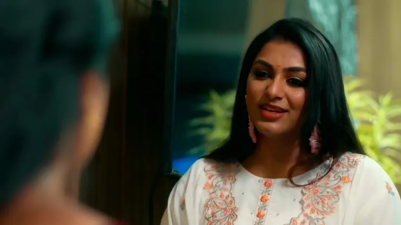 Parvathy Makes Her Stand Clear to Radhika | Parvathy