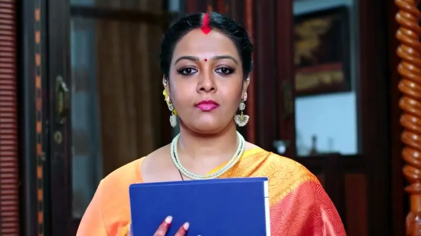 Bhargavi Gets Vishwa to Sign a Few Documents