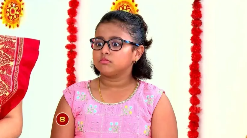 Ladies of the House Participate in The Game l Ghore Ghore Zee Bangla
