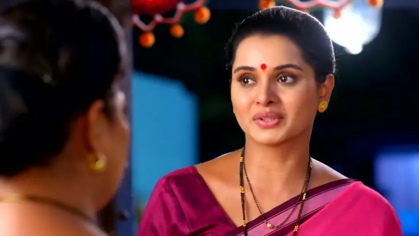Aaji Gets Enraged at Uma | Sara Kahi Tichyasathi