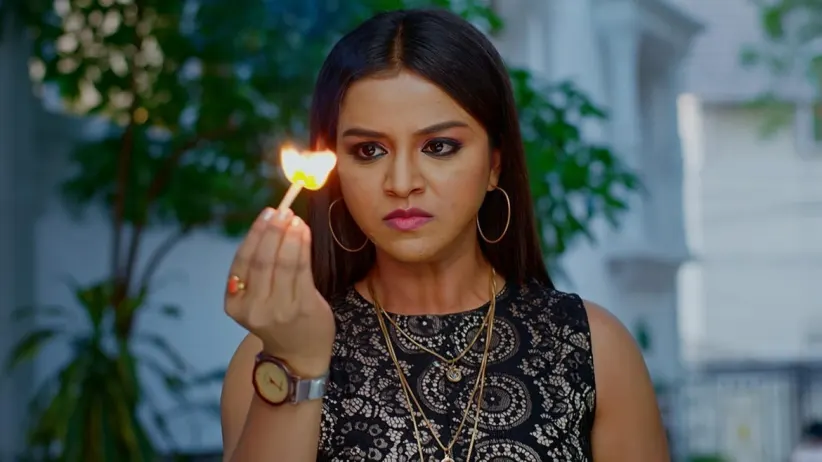 Mithra Learns about Bhagyalakshmi's Bravery